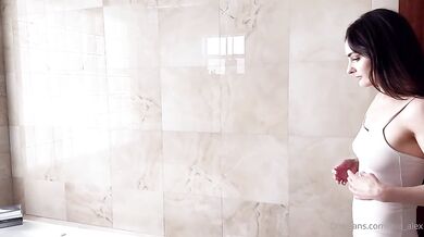 Ava Alex Jacuzzi Fuck and Huge Facial