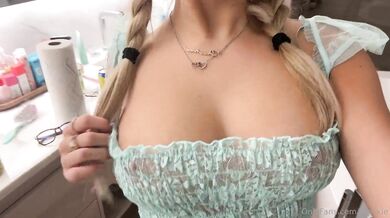 Breckie Hill, Bouncing Big Tits in The Bathroom Onlyfans Video Leaked