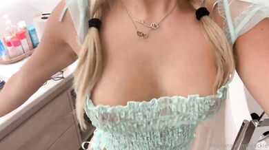 Breckie Hill, Bouncing Big Tits in The Bathroom Onlyfans Video Leaked