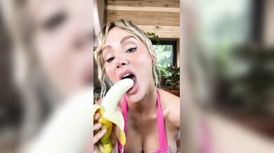 Sara Underwood, Sexy Blonde Naked In Apron Eating A Banana Onlyfans Video Leaked