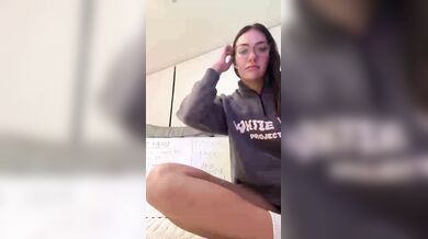 Taila Maddison, Glasses Babe Live Stream Quickie Onlyfans Video Leaked
