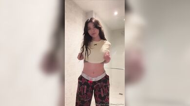 Aishah Sofey, Stripping Into Her Gym Bra Onlyfans Video Leaked
