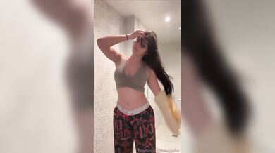 Aishah Sofey, Stripping Into Her Gym Bra Onlyfans Video Leaked