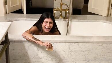 Mia Khalifa, Hot Arab Babe Naked Bathtub Vlog Tease Onlyfans Video Leaked