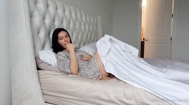 Alinity, Sexy Babe Teasing Her Naked Perfect Body In Bed Onlyfans Video Leaked