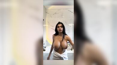 Mia Khalifa, Wet Bathtub Big Natural Tits Tease Onlyfans Video Leaked
