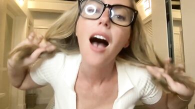 Diora Baird, Blonde Glasses Babe Nipslip During Live Stream Onlyfans Video Leaked