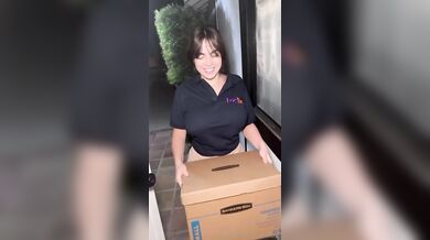 Salarrea, Fedex Delivery Girl Gets Fucked On The Kitchen Counter Top Onlyfans Video Leaked
