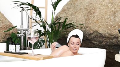 Anna Zapala, Hot Babe Nude Bathing In A Hot Tube Onlyfans Video Leaked