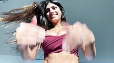 Mia Khalifa, Sexy Arab Babe Teasing Her Hot Body On The Couch Onlyfans Video Leaked