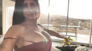 Mia Khalifa, Sexy Arab Babe Teasing Her Hot Body On The Couch Onlyfans Video Leaked