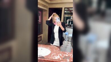 Elisa dreams - toilet fun