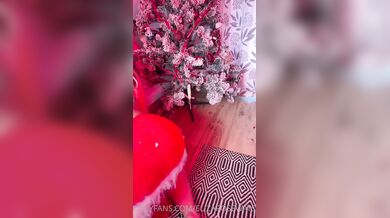 Eliza Rose Watson, Christmas Babe With Blue Eyes Lollipop Tease Onlyfans Video Leaked