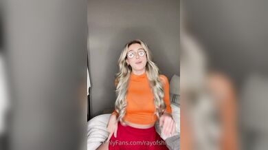 Rayofshinexo, Blonde Glasses Velma Rides A Big Dildo Onlyfans Video Leaked
