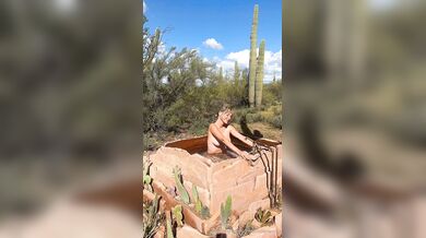 Sara Underwood, Naked Outdoor Bath Tease Onlyfans Video Leaked
