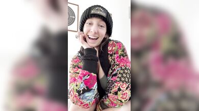 Stephinspace, Naked Pussy Couch Tease Onlyfans Video Leaked