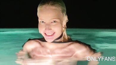 Linsey Donovan, Blonde Beauty In Pool Naked Tease Onlyfans Video Leaked
