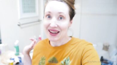 Rose Kelly, Teasing Her Big Butt While Cleaning Her Bathroom Onlyfans Video Leaked