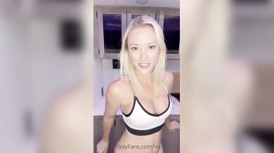 Vicky Stark, Clit Rubbing Masturabation On The Kitchen Counter-Top Onlyfans Video Leaked