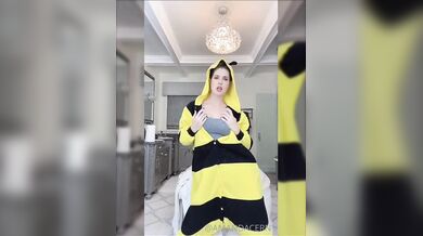 Amanda Cerny, Livestream Bee Outfit Striptease Onlyfans Video Leaked