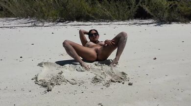 Aspen Rae, Naked Twerking And Playing With Sand On The Beach Onlyfans Video Leaked