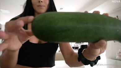 Aspen Rae, Fucking And Eating A Giant Cucumber On The Counter Onlyfans Video Leaked