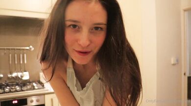 Florescent, Teasing Naked With A Thin Apron In The Kitchen Onlyfans Video Leaked