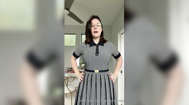 Meg Turney, Thicc Lady Teasing Her Butt In Her Cute Dress Onlyfans Video Leaked