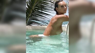 Rachel Cook, Teasing Her Naked Body In The Pool Onlyfans Video Leaked