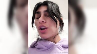 Mia Khalifa, Morning Striptease In The Bathroom Onlyfans Video Leaked