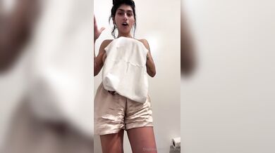 Mia Khalifa, Morning Striptease In The Bathroom Onlyfans Video Leaked
