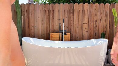 Sunnyskye, Horny Couple Fucking In The Outdoor Bathtub Onlyfans Video Leaked
