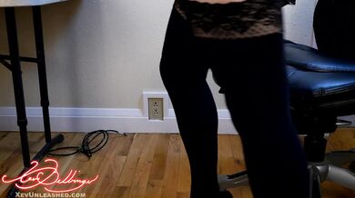 Xev Bellringer, Hot Thicc Secretary Seduces Boss In The Office Onlyfans Video Leaked
