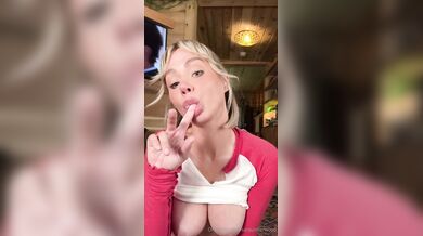 Sara Underwood, Teasing Her Thicc Body On The Floor Onlyfans Video Leaked