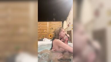 SEX IN THE HOTTUB