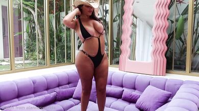 Alanna Pow, Thicc Babe Sexy Bikini Try-On-Haul Onlyfans Video Leaked