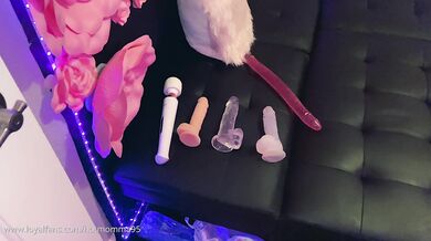 Hot_Momma_95, Kristin Arteaga, Two Latex Lesbian Sluts Double-Ended-Dildo Fuck Onlyfans Video Leaked