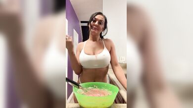 Kaylyn Marie, Big Tits Milf Getting Messy In The Kitchen Onlyfans Video Leaked