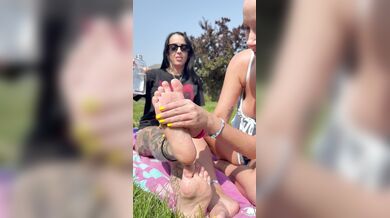 Cosmic Starlight, Two Hot Chick Feet Tease In The Backyard Onlyfans Video Leaked