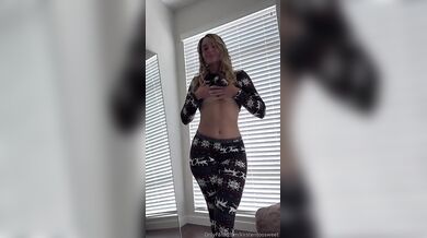 Kirstentoosweet, Striptease From Her Christmas Pajamas Onlyfans Video Leaked