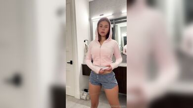 Sophieraiin, Sexy Teen Late Night Booty Tease In Bathroom Onlyfans Video Leaked