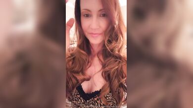 Shannon Elizabeth, American Pie Celebrity Chick Teasing Her Cleavage Onlyfans Video Leaked