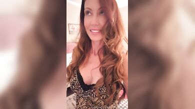 Shannon Elizabeth, American Pie Celebrity Chick Teasing Her Cleavage Onlyfans Video Leaked
