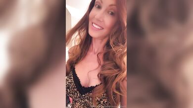 Shannon Elizabeth, American Pie Celebrity Chick Teasing Her Cleavage Onlyfans Video Leaked