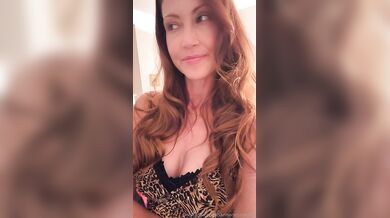 Shannon Elizabeth, American Pie Celebrity Chick Teasing Her Cleavage Onlyfans Video Leaked