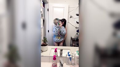 Quarlx, Standing Fingering Masturbation By Her Girlfriend In The Mirror Onlyfans Video Leaked