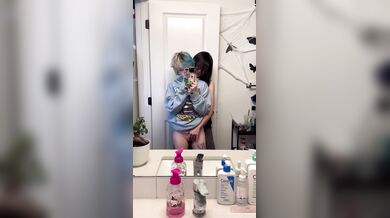 Quarlx, Standing Fingering Masturbation By Her Girlfriend In The Mirror Onlyfans Video Leaked