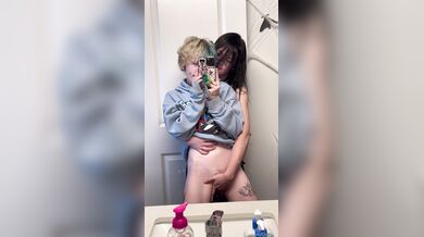 Quarlx, Standing Fingering Masturbation By Her Girlfriend In The Mirror Onlyfans Video Leaked