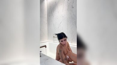Mia Khalifa, Hot Arab Model Sexy Bathing In The Tub Onlyfans Video Leaked