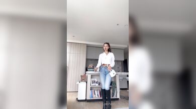 Gracewearslace, Sexy Model Stripping And Oiling Up Her Naked Body Onlyfans Video Leaked